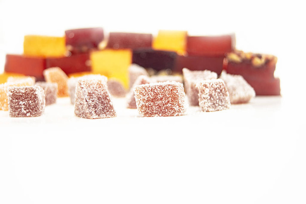 πολύχρωμα φρούτα, ζελέ candy σε ολόλευκο φόντο - Φωτογραφία, εικόνα