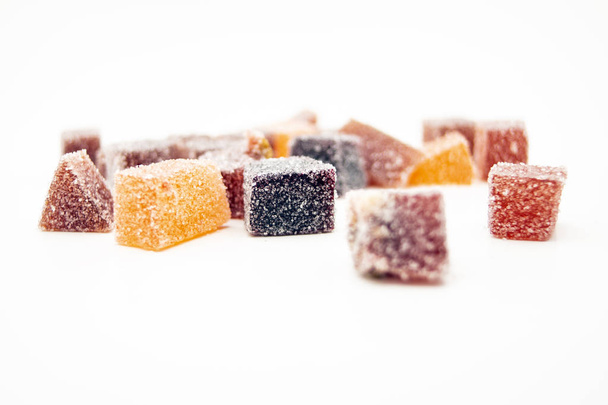 πολύχρωμα φρούτα, ζελέ candy σε ολόλευκο φόντο - Φωτογραφία, εικόνα