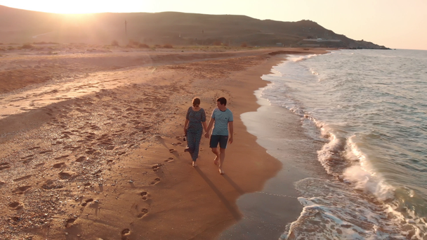 jovem casal andando na praia - Filmagem, Vídeo