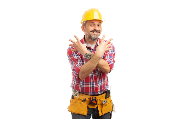 freundlicher Baumeister mit acht erhobenen Fingern und verschränkten Armen als Zählkonzept isoliert auf weißem Hintergrund - Foto, Bild