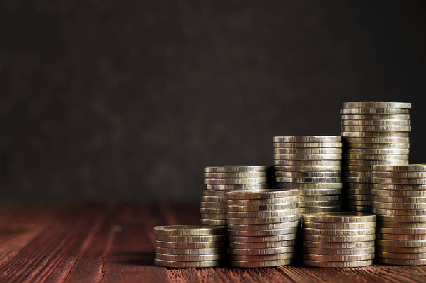Torre de monedas sobre la mesa de madera, imagen conceptual del crecimiento del plan de inversión financiera o ahorro de dinero
. - Foto, Imagen