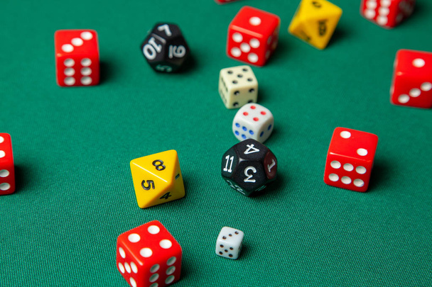 Kolekce barevných herní kostky kostky na zeleném stole - Fotografie, Obrázek