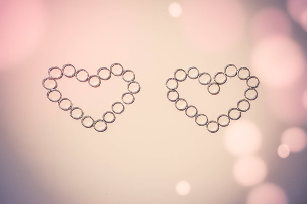 dos corazones de los anillos sobre un hermoso fondo borroso
 - Foto, imagen
