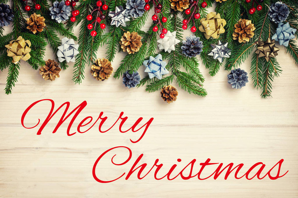 Složení vánoční jedle větví zdobený luky, barevné koule a červené bobule - Fotografie, Obrázek
