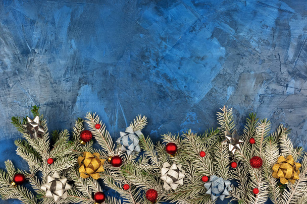 Boże Narodzenie skład oddziałów jodła zdobią łuki, kul i czerwone jagody - Zdjęcie, obraz