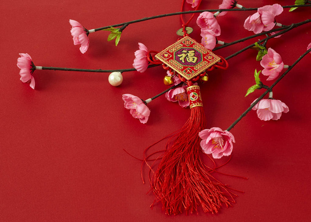 año nuevo chino 2019 festival decoraciones ciruela flores sobre fondo rojo (caracteres chinos. en el artículo se refieren a la buena suerte, riqueza, flujo de dinero) Espacio vacío para el diseño
 - Foto, imagen