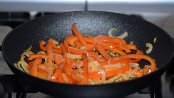 Vegetables are fried in a pan - Footage, Video