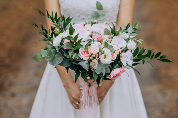 novia sosteniendo un ramo de flores en un estilo rústico, ramo de bodas
 - Foto, imagen