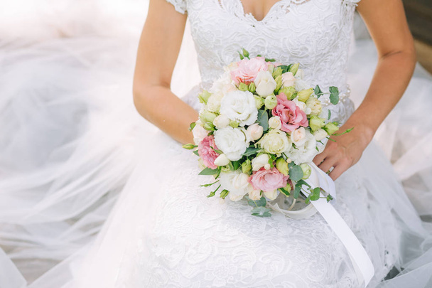 menyasszony kezében egy csokor virágot, rusztikus stílusban, esküvői csokor - Fotó, kép