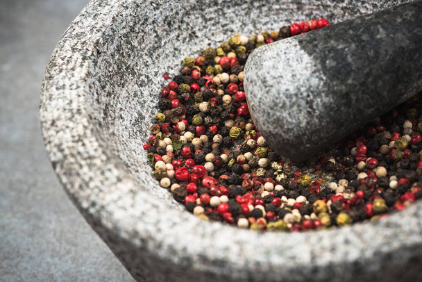 Peppercorn seed in granite mortar or pestle. - Foto, Imagen