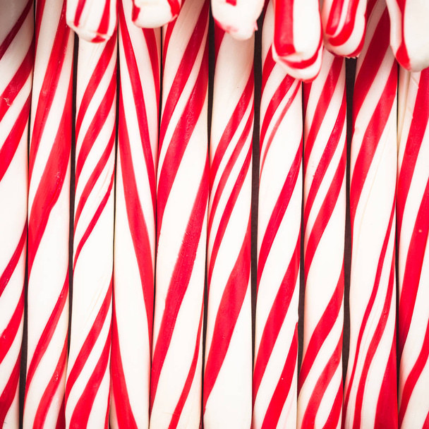 Bastón de caramelo rayado, Navidad dulce de cerca
. - Foto, Imagen