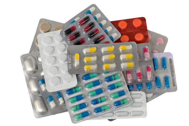 Pilules et comprimés rouges, bleus, jaunes, verts et blancs pour les soins de santé en pharmacie
 - Photo, image