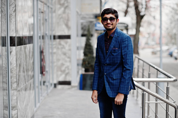 Young indian man on blue suit and sunglasses posed outdoor. - Foto, Bild