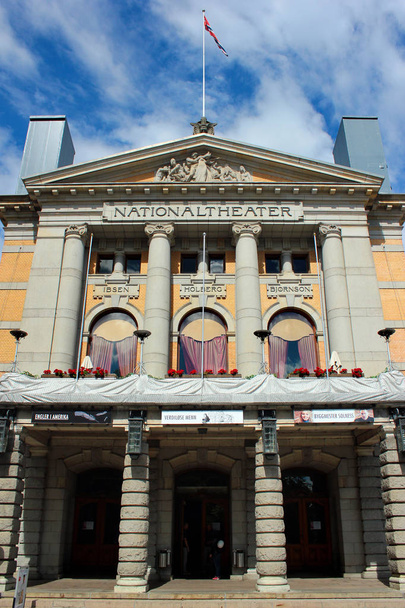 Осло, Норвегія - 26 червня 2018: Осло Національного театру, в Норвегії головною ареною етап художників, театральних постановок і великі свята що було урочисто відкрив 1899 року. - Фото, зображення