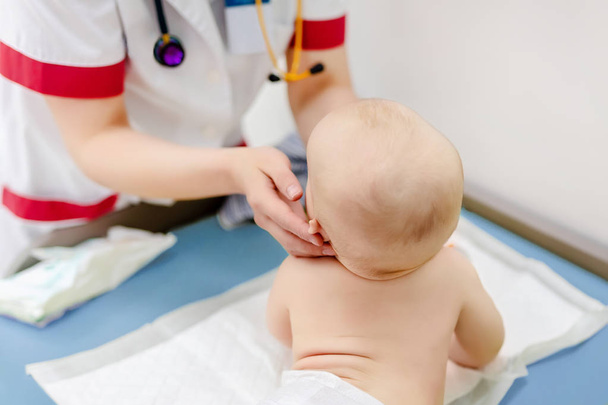 Kis aranyos baba fiú látogató orvos. Gyermekorvos, hogy utánanéz és vizsgáló csecsemő betegség megelőzésének-protokollhoz. Gyermekek egészségügyi koncepció. - Fotó, kép