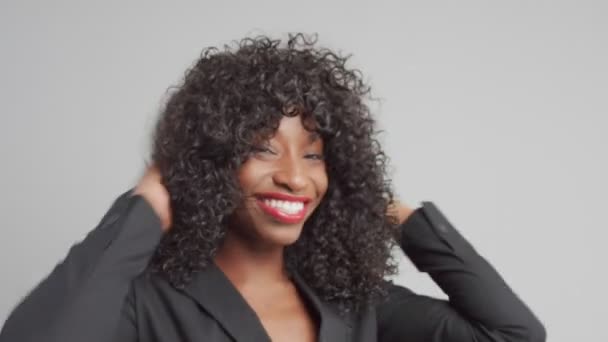 fekete vegyes faj nő office stílusú megjelenés göndör fekete hajjal - Felvétel, videó
