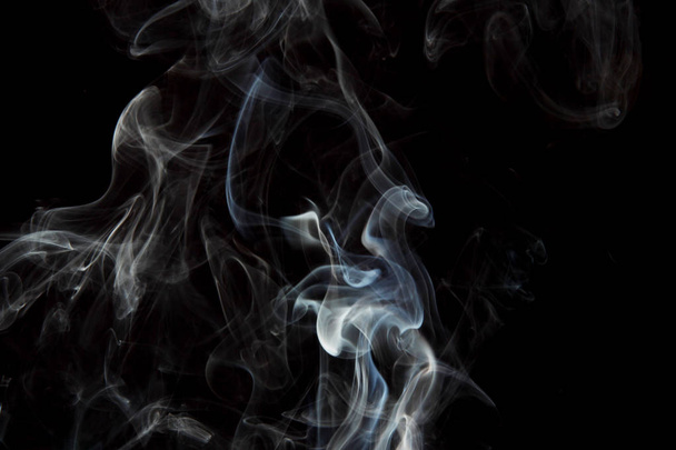selective focus of smoke flowing on black background - Fotografie, Obrázek