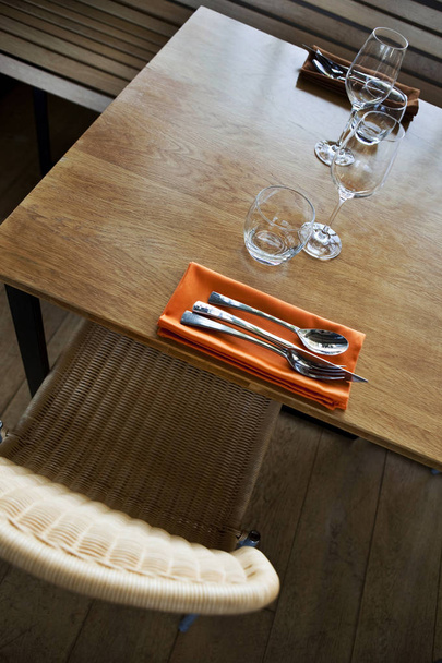 Ruokailuvälineet ja lasit puinen pöytä - Valokuva, kuva
