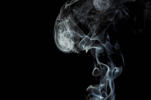 selective focus of smoke flowing on black background - Φωτογραφία, εικόνα