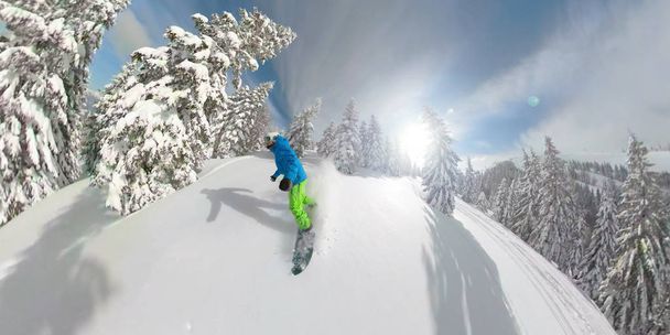 360 Overcapture: Freeride-Snowboarder auf frischem Pulverschnee im verschneiten Bergwald. Sportler in Winterbekleidung Snowboarden frisch gefallenen Schnee in der Wildnis des Hinterlandes. Sonniger Winterurlaub - Foto, Bild
