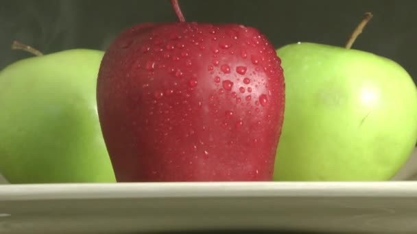 1 κόκκινο μήλο, 2 πράσινα μήλα - dolly σε - Πλάνα, βίντεο