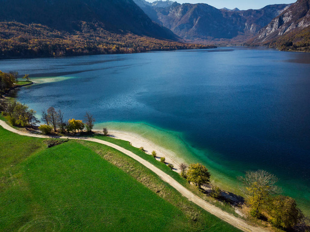 Όμορφη γαλάζια νερά και πράσινο λιβάδι, λίμνη Bohijn, αεροφωτογραφία, Σλοβενία. - Φωτογραφία, εικόνα