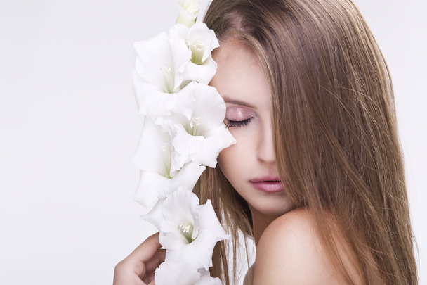 Rosto de beleza da bela mulher jovem com flor
 - Foto, Imagem