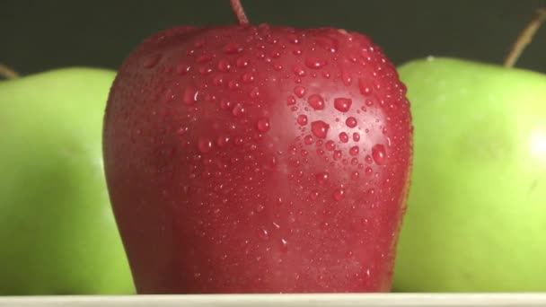 1 червоний Apple, 2 зелених яблук - Доллі на - Кадри, відео