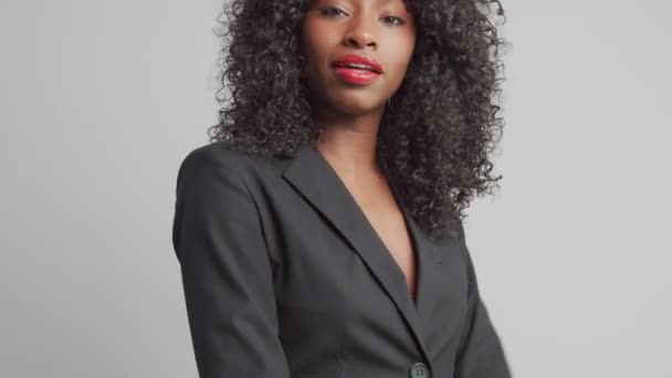 μαύρο μικτή φυλή γυναίκα στο office look style με σγουρά μαύρα μαλλιά - Πλάνα, βίντεο