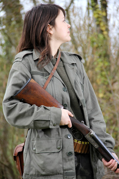 allegro giovane donna cacciatore tenendo la pistola primo piano
 - Foto, immagini