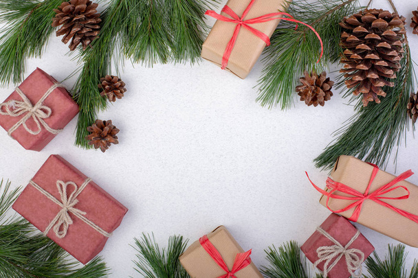 Vánoční složení. Dekorace vánoční bílá, větve stromů jedle s hračkami dárkové boxy na bílém pozadí. Plochá ležel, horní pohled, kopie prostor, blahopřání - Fotografie, Obrázek