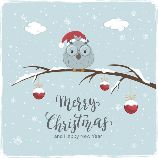 雪と赤いクリスマス ボールと枝にサンタさんの帽子のコキンメフクロウ。冬の背景、イラストにメリー クリスマスと幸せな新年をレタリング. - ベクター画像