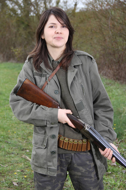 iloinen nuori nainen metsästäjä tilalla hänen ase lähikuva
 - Valokuva, kuva