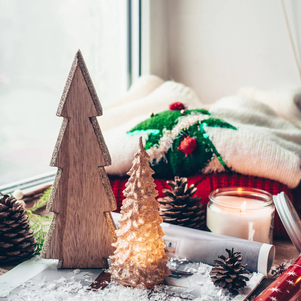 Weihnachtsdekoration, Weihnachtsbaum aus Holz, warmer Pullover, LED-Lichterketten, Süßigkeiten, Kerzen und Weihnachtsbaum. Winterstimmung - Foto, Bild