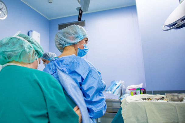 Team van chirurgen werken in het ziekenhuis, operationele kamer - Foto, afbeelding
