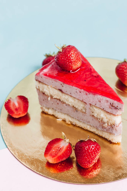 twee stukken van heerlijke cake met aardbeien, zoete dessert  - Foto, afbeelding