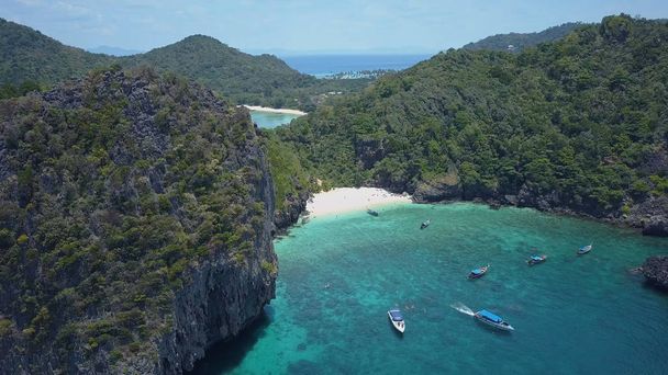 Hava: tropikal beyaz kum kıyıları ve Phi Phi Islands turkuaz okyanusta güzel canlı renkler güneş getirerek yaz. Sakin plajlar gür yeşil vahşi tarafından çevrili yukarıda uçan. - Fotoğraf, Görsel