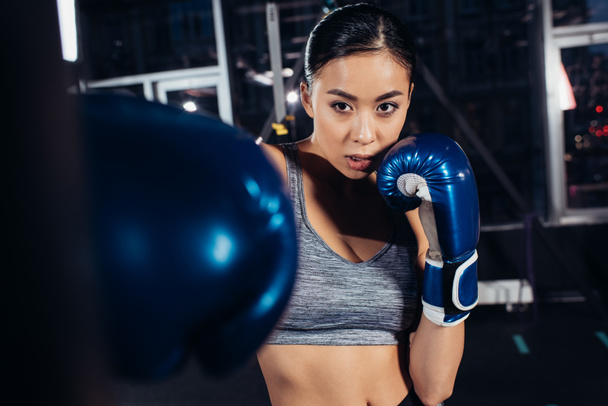 zár megjelöl kilátás ázsiai lány tornateremben képzés boksz-kesztyűket - Fotó, kép