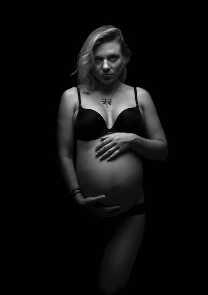 Pretty Blonde pregnant woman - Zdjęcie, obraz