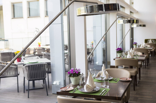 Сучасний інтер'єр ресторану на балконі, частина готелю
 - Фото, зображення