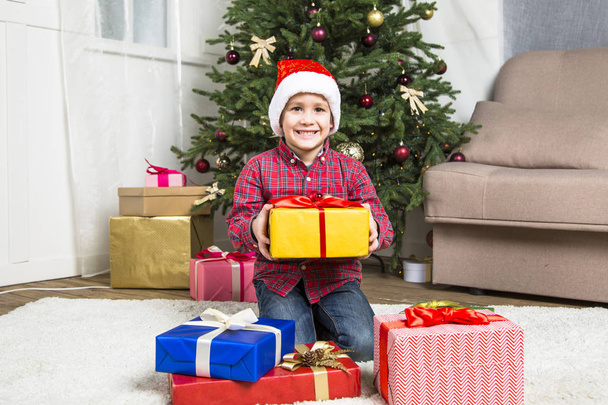 Рождественский чикд с подарком
. - Фото, изображение