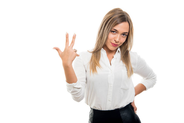 Молода красива бізнес-леді, що показує три жести ізольовані на білому тлі з зоною копіювання простору реклами
 - Фото, зображення