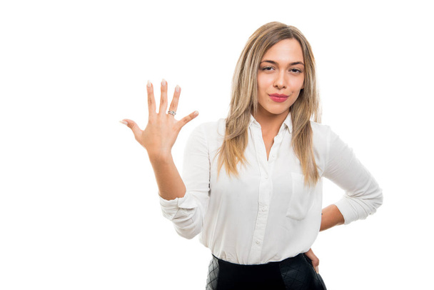 Молодая красивая деловая женщина показывает номер пять жест глядя вниз изолированы на белом фоне с копировальным пространством рекламной области
 - Фото, изображение