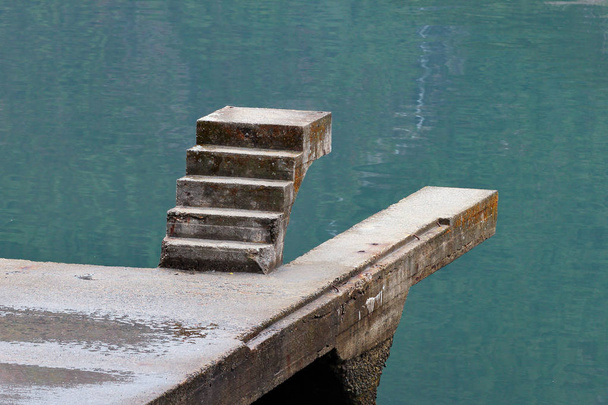 Ημιτελής σκάλα πάνω από το νερό - Φωτογραφία, εικόνα