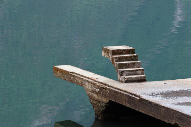 Ημιτελής σκάλα πάνω από το νερό - Φωτογραφία, εικόνα