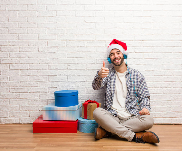 Jonge gek man vieren Kerstmis in zijn huis - Foto, afbeelding