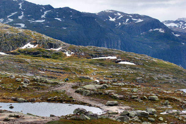 Giderken Trolltunga, Hordaland İlçesi, Norveç - Fotoğraf, Görsel