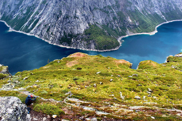 Göl Ringedalsvatnet bir fotoğrafçı alarak resim yolda Trolltunga, Norveç.  - Fotoğraf, Görsel
