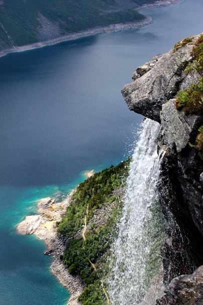 Lago Ringedalsvatnet y pequeña cascada en el camino a Trolltunga, Noruega. Hermoso paisaje escandinavo
. - Foto, Imagen