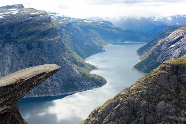 Χώρου (Trolltunga) (Troll του γλώσσα) γκρεμό πάνω από τη λίμνη Ringedalsvatnet, ένας δημοφιλής τουριστικός προορισμός στην κομητεία Μπέργκεν, Νορβηγία. - Φωτογραφία, εικόνα